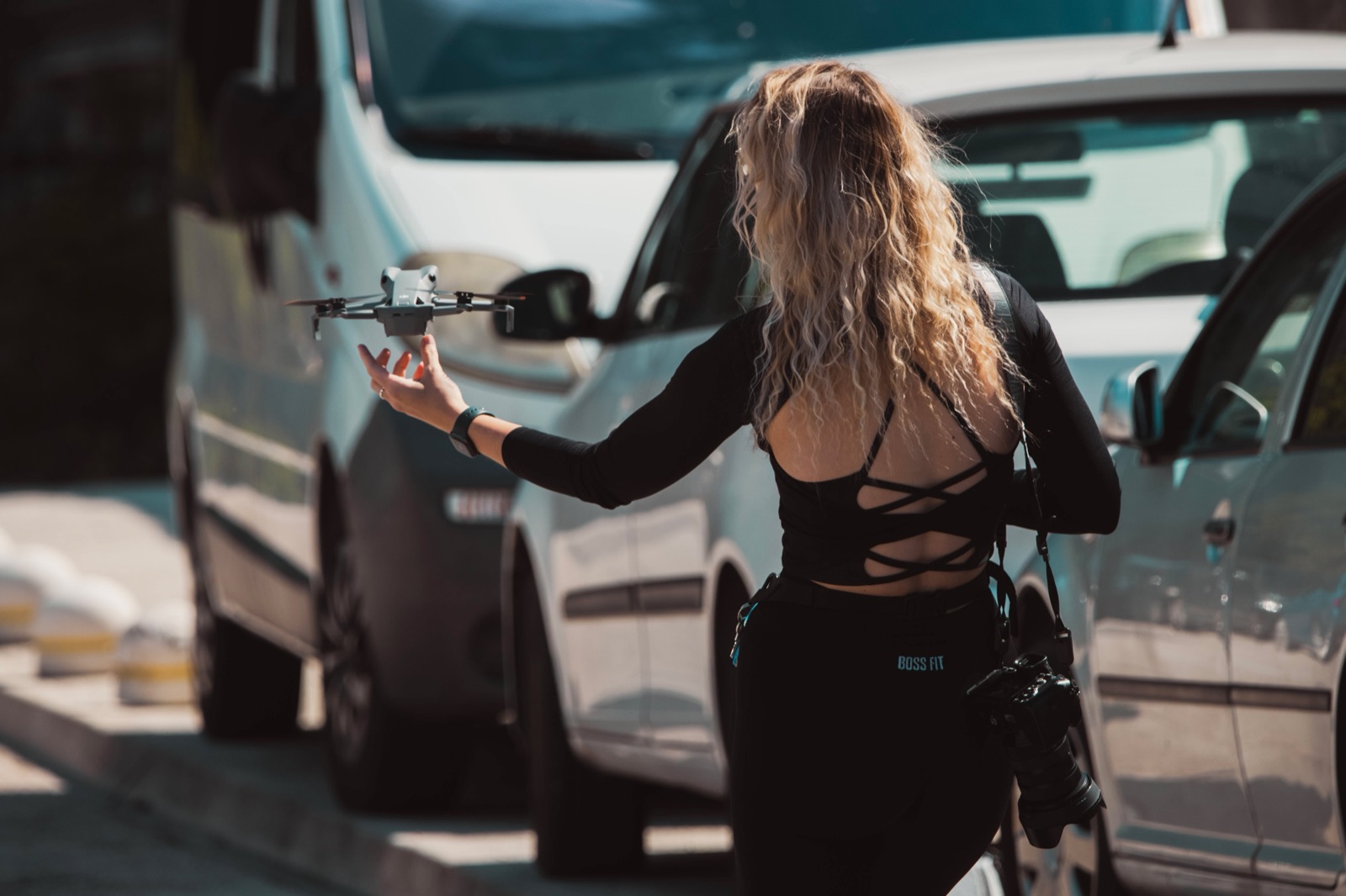 Sabine lansira dron iz ruke, s fotoaparatom o ramenu