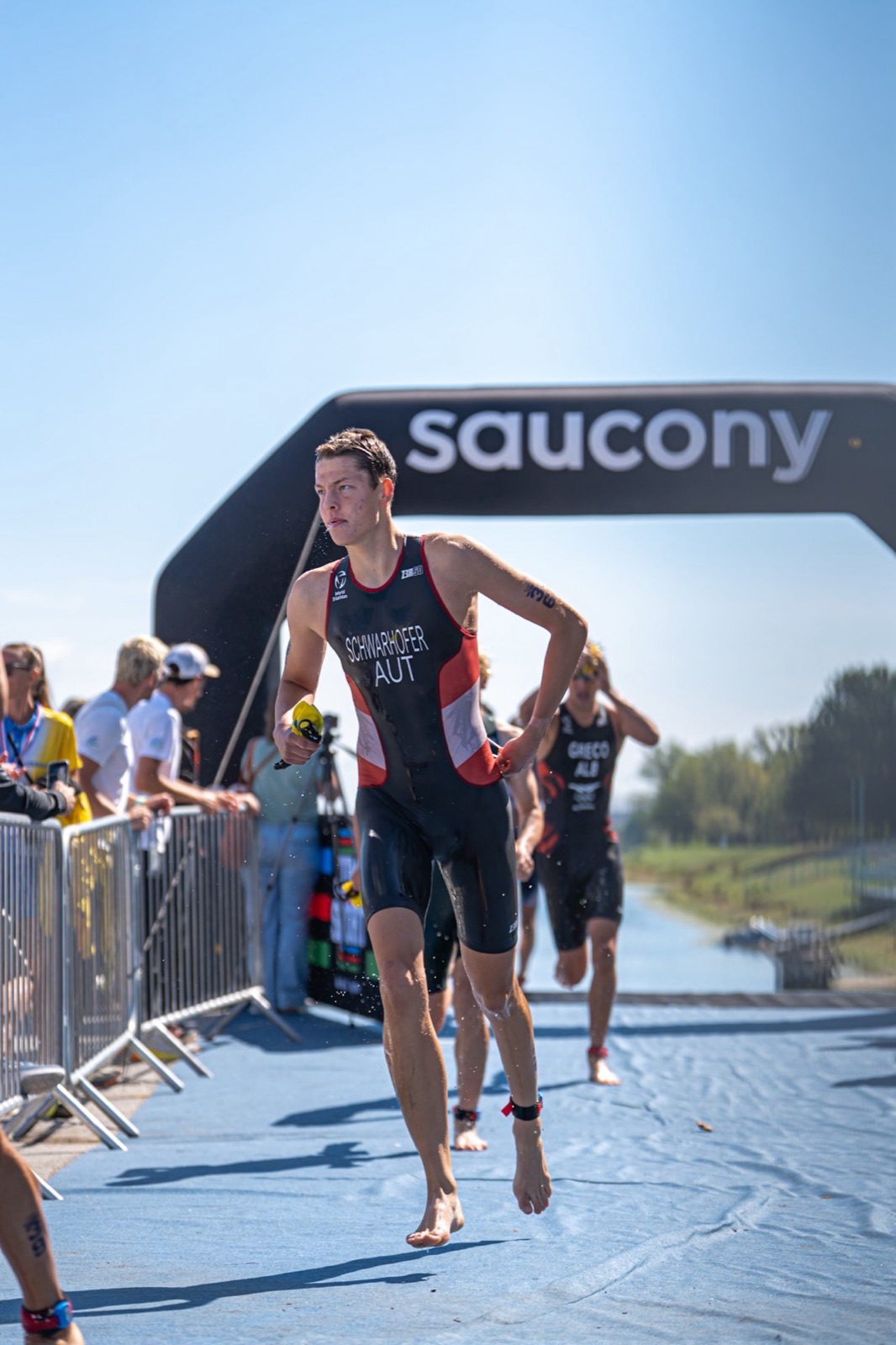 Triatlonac izlazi iz vode ispod Saucony luka