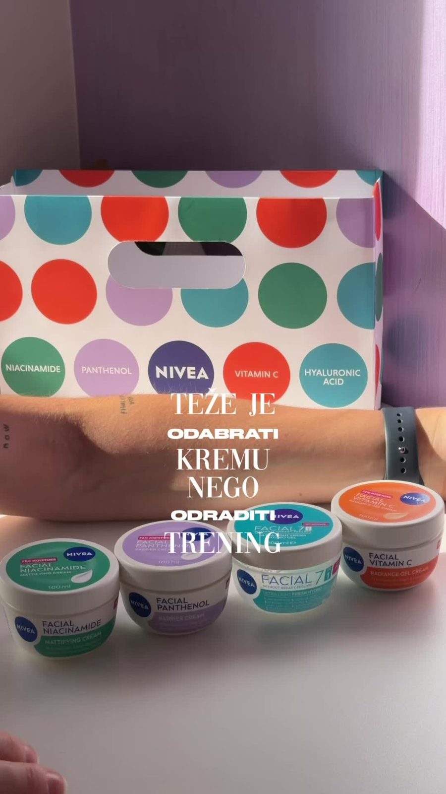 Kreme za lice na stolu